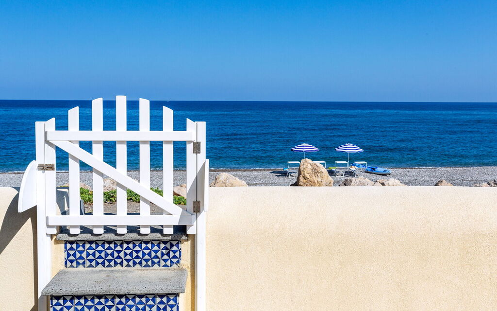 Sicilia Vt 04 - Villa Preziosa: Direct access to the beach