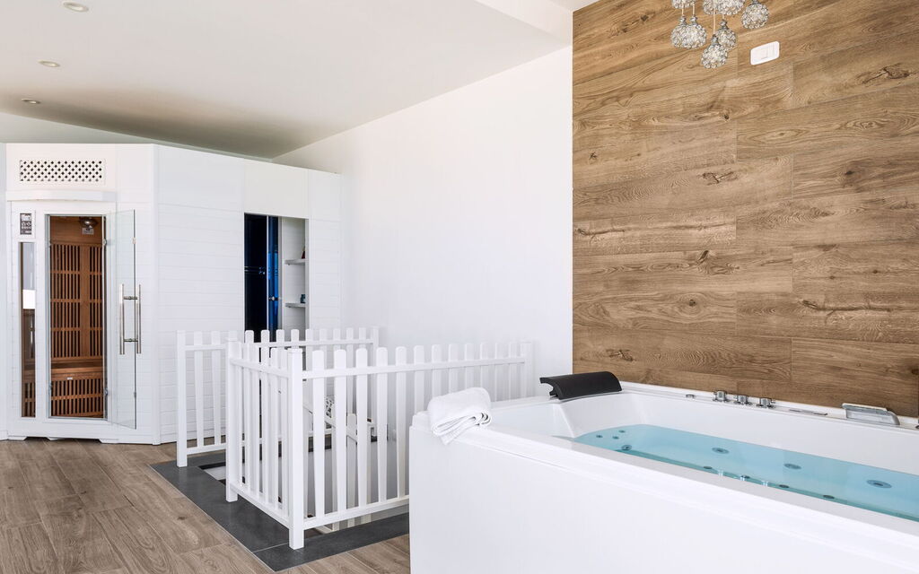 Sicilia Vt 04 - Villa Preziosa: Jacuzzi bathtub and sauna