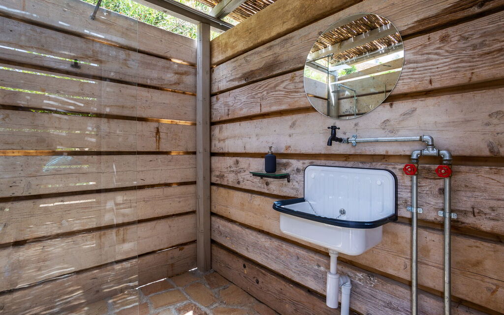 Sicilia Vt 05 - Villa Nobile: Outdoor bathroom of the locker room