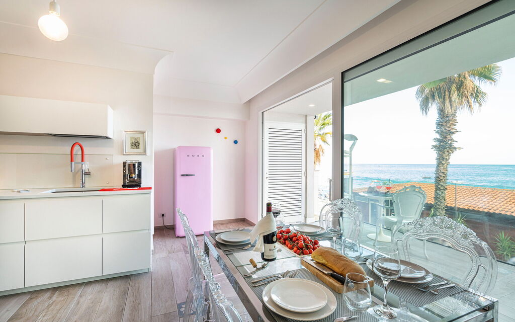 Sicilia 028 - Peppina Domus: Living room and kitchen