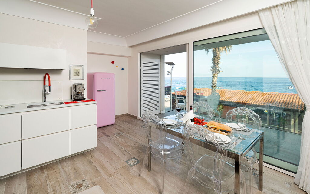 Sicilia 028 - Peppina Domus: Living room and kitchen