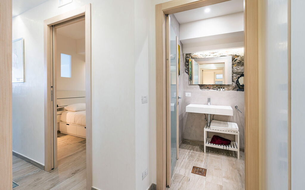 Sicilia 028 - Peppina Domus: Bedroom and bathroom