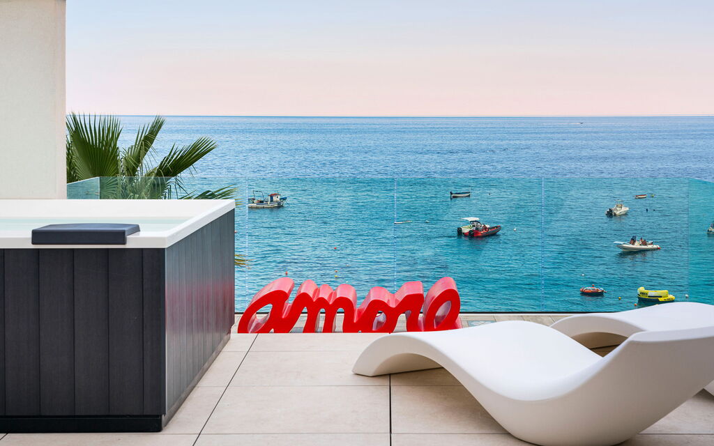 Sicilia 029 - Peppina Terrace: Terrace with Jacuzzi bathtub