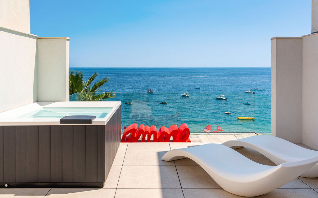 Sicilia 029 - Peppina Terrace: Terrace with Jacuzzi bathtub