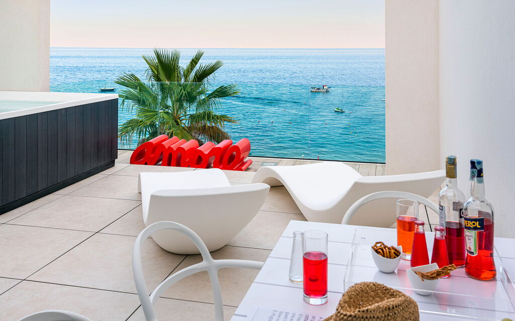 Sicilia 029 - Peppina Terrace: Terrace with Jacuzzi bathtub
