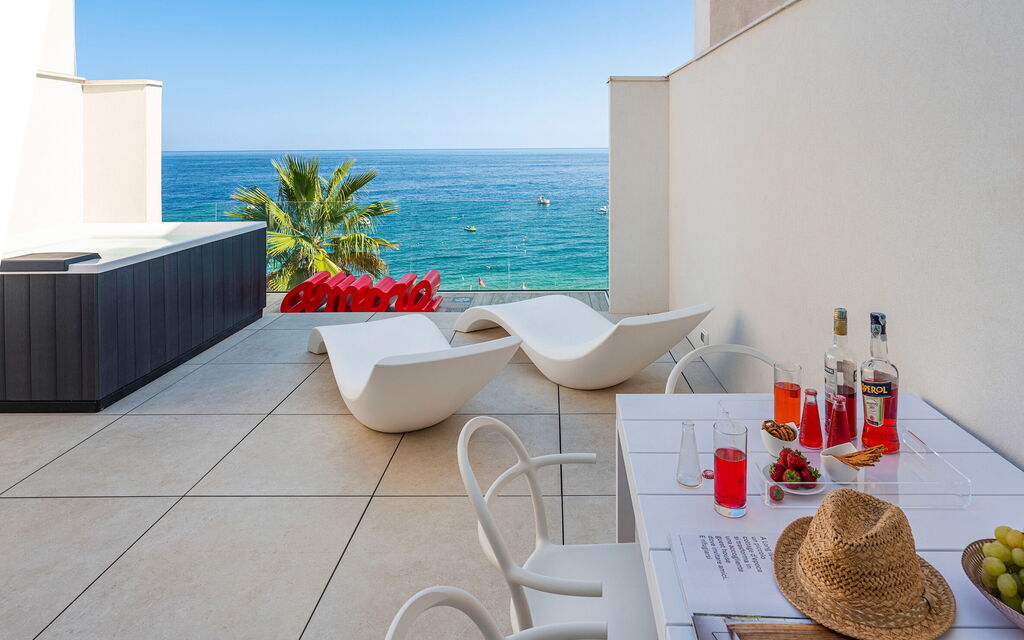 Sicilia 029 - Peppina Terrace: Terrace with Jacuzzi bathtub