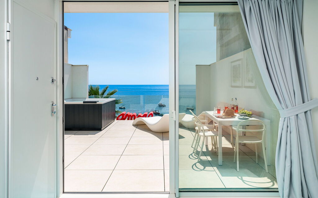 Sicilia 029 - Peppina Terrace: Terrace with Jacuzzi bathtub