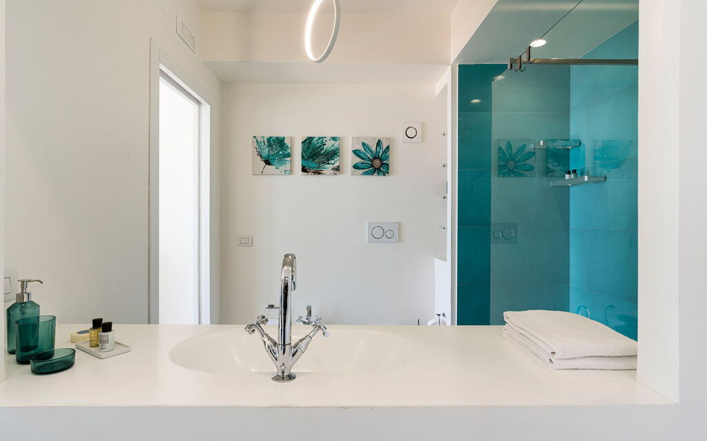 Sicilia 029 - Peppina Terrace: Bathroom