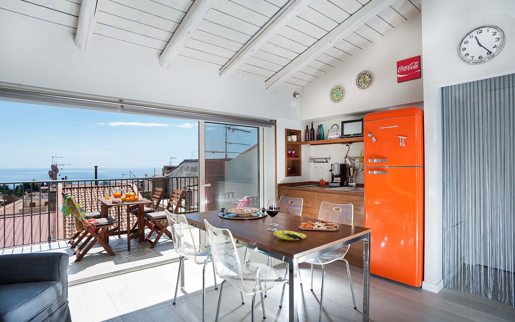 Sicilia 030 - Taormina Suite: Living room and kitchen