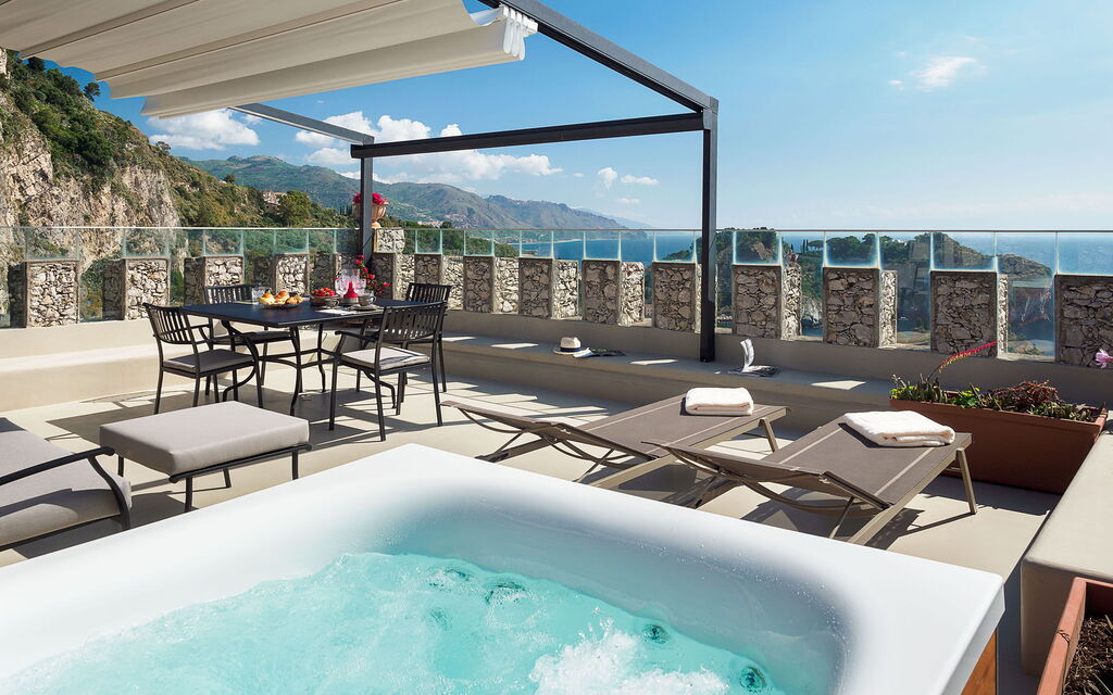 Sicilia 031 - Appartamento Torre Antica: Terrace and jacuzzi