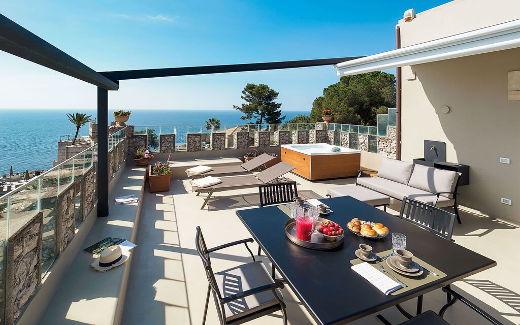 Sicilia 031 - Appartamento Torre Antica: Terrace and jacuzzi