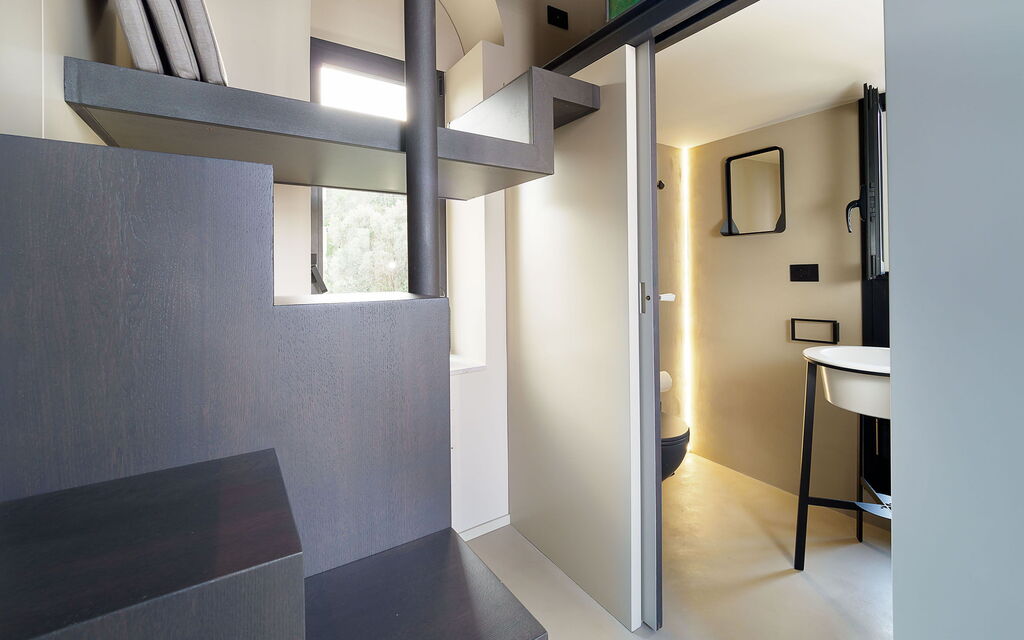 Sicilia 031 - Appartamento Torre Antica: Stairs and bathroom