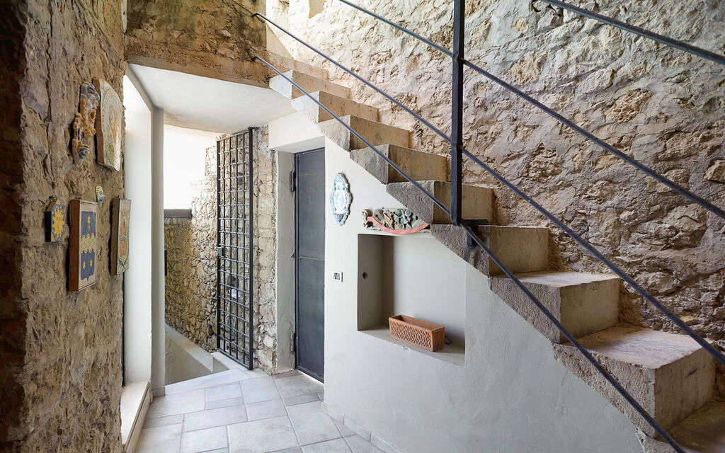 Sicilia 031 - Appartamento Torre Antica: Stairs