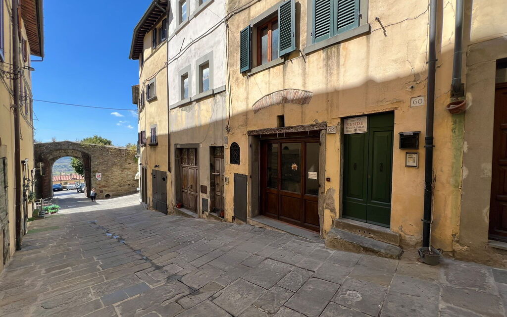 Guelfa 60: Entrata Principale, Esterni