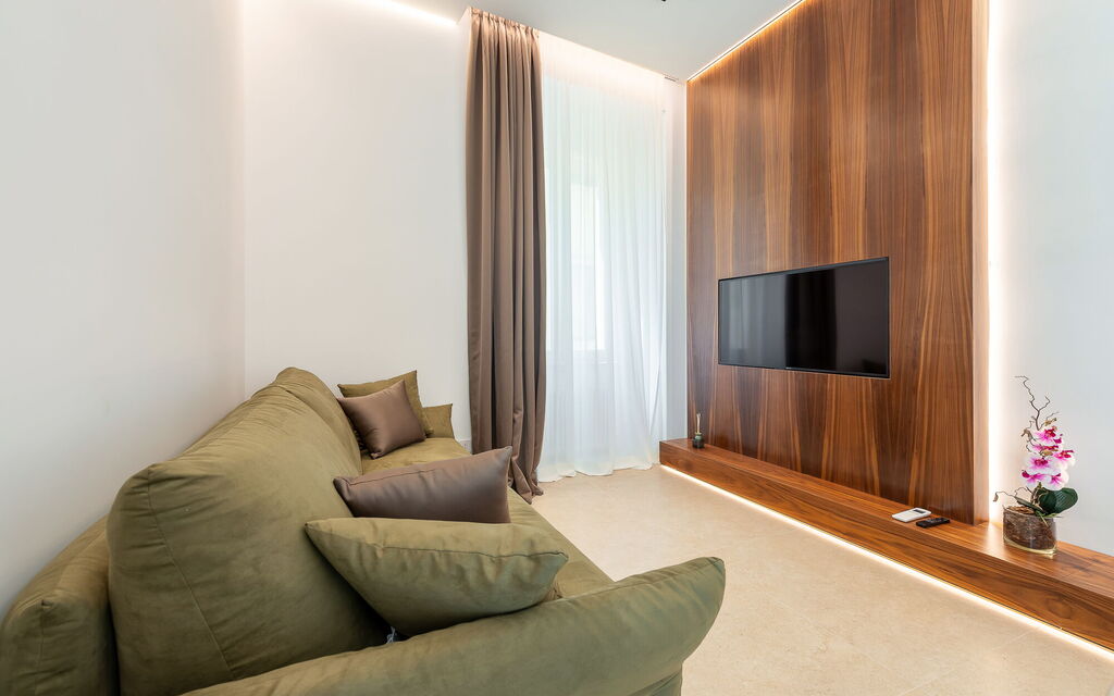 Roma S011 - Minimalist Boutique Apartment
