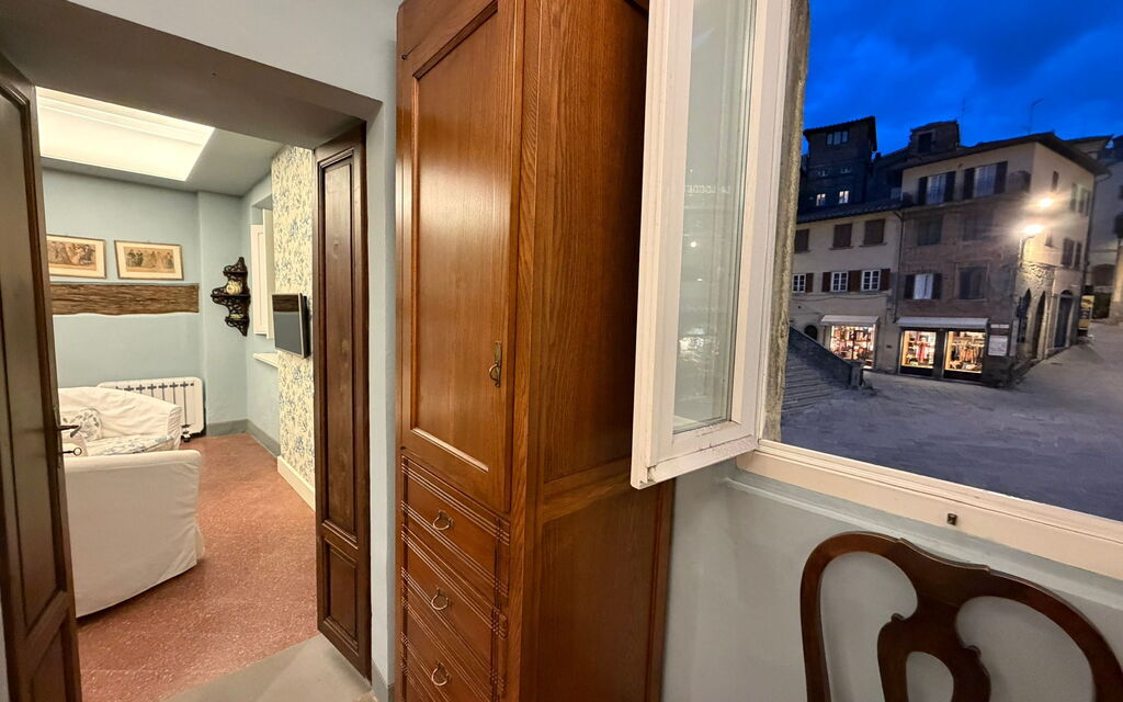 La Casa sulla Piazza: Ansichten, Schlafzimmer, Zimmerdetails