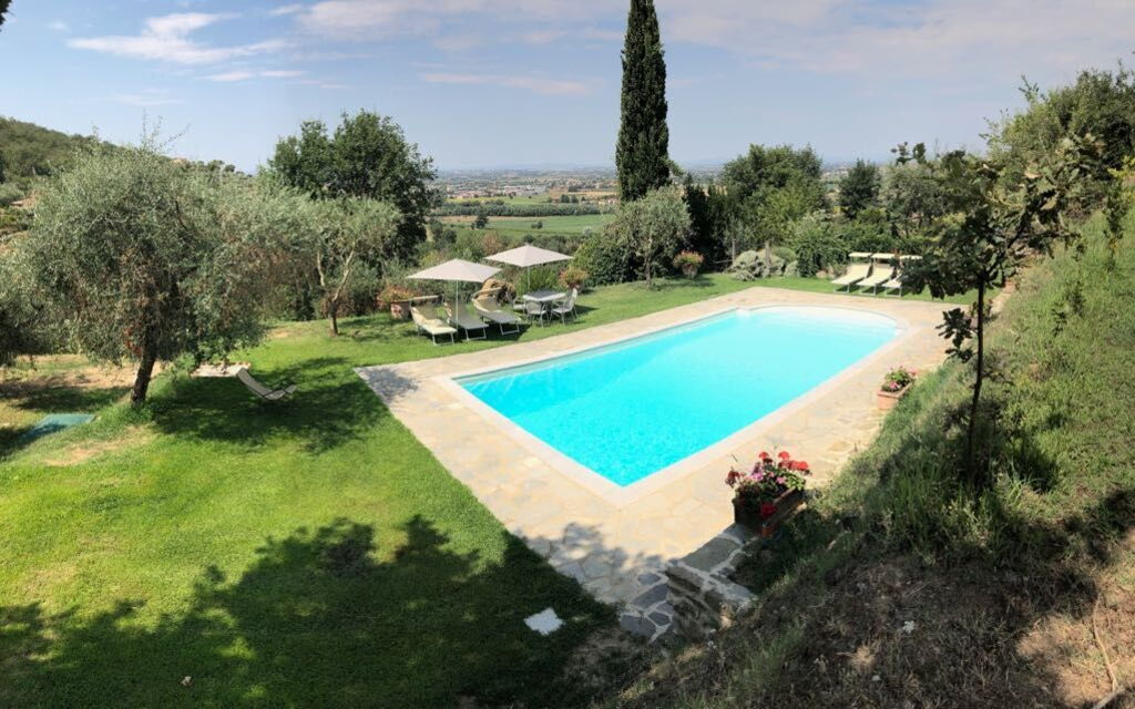 Villa Oleandro: Swimming pool and garden