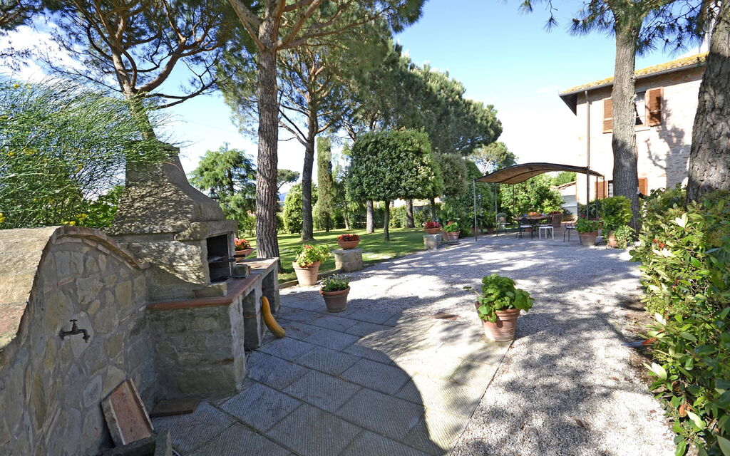 Casa i Pini: Outdoor view and garden
