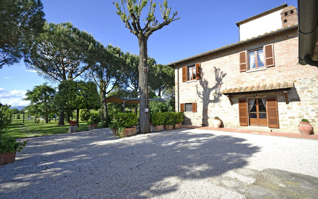 Casa i Pini: Outdoor view and garden