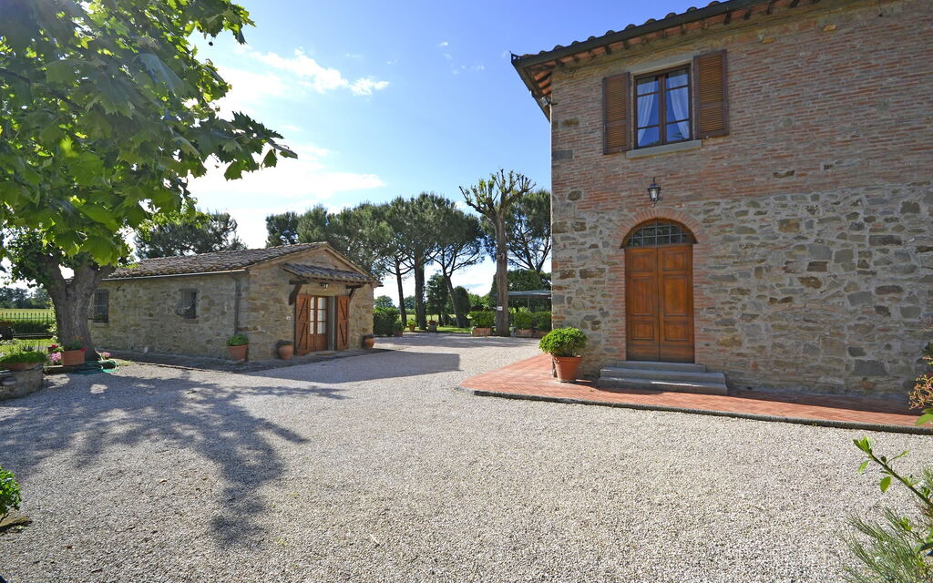 Casa i Pini: Outdoor view and garden