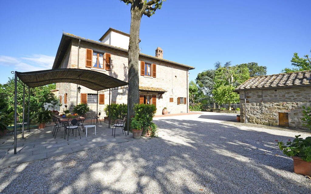Casa i Pini: Outdoor view and garden
