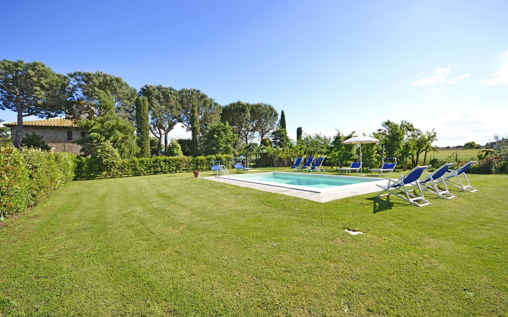 Casa i Pini: Swimming pool and garden