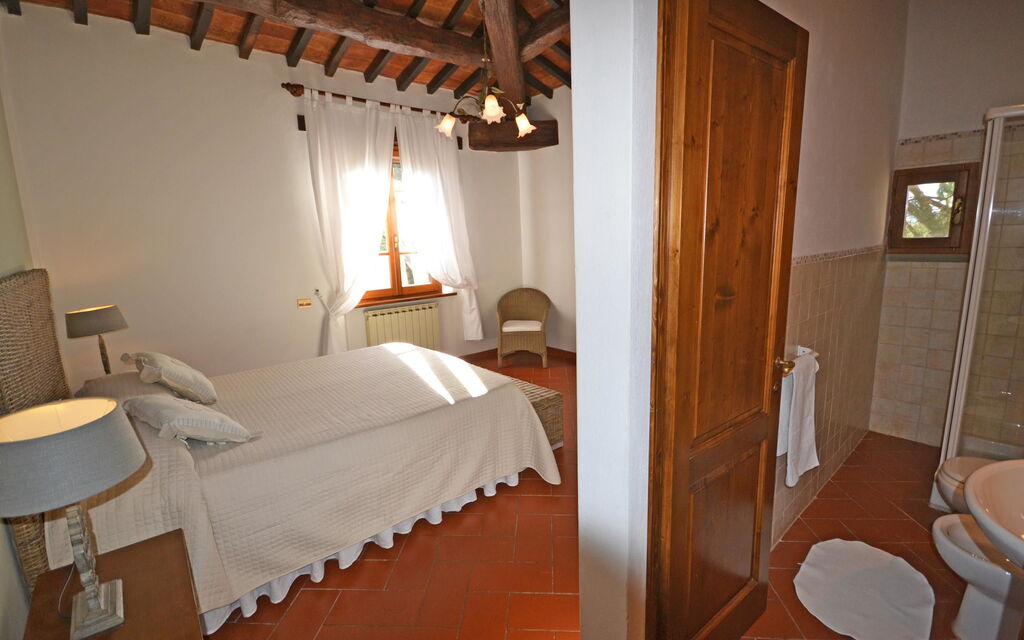 Casa i Pini: Double bedroom and bathroom