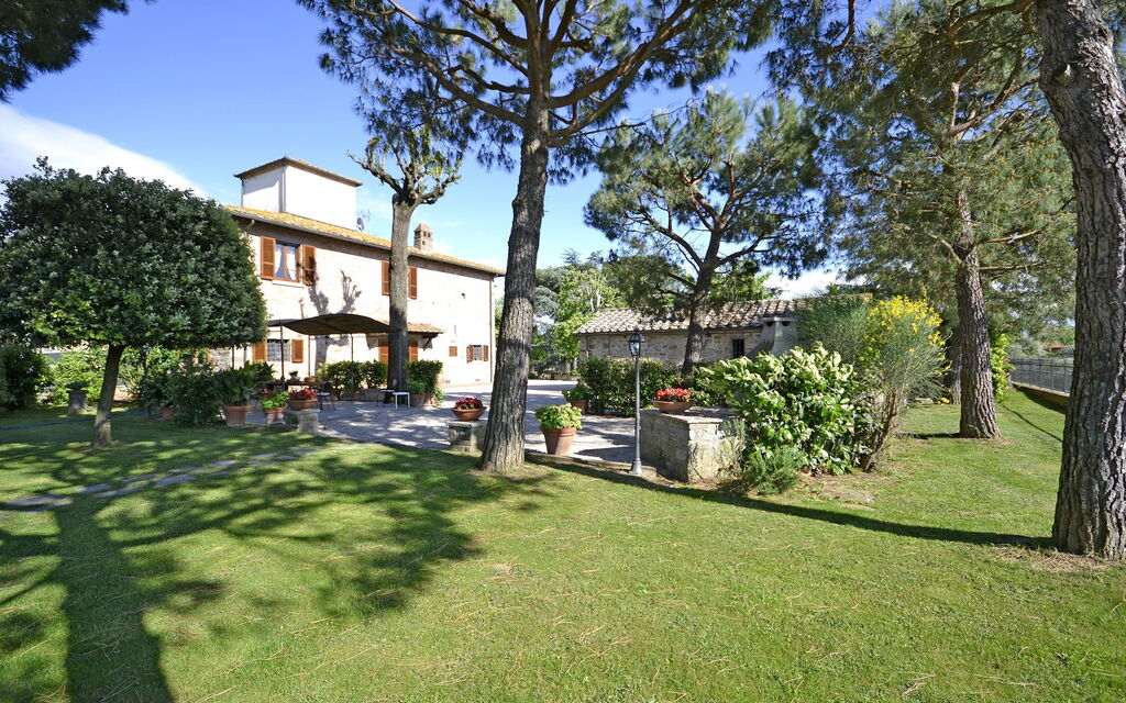 Casa i Pini: Outdoor view and garden