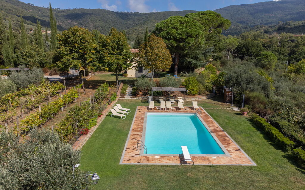 Villa San Pietro: Swimming pool and outdoor view
