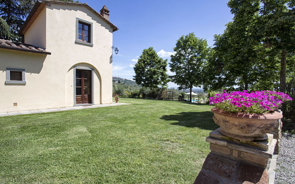 Villa San Pietro: Garden and outdoor view