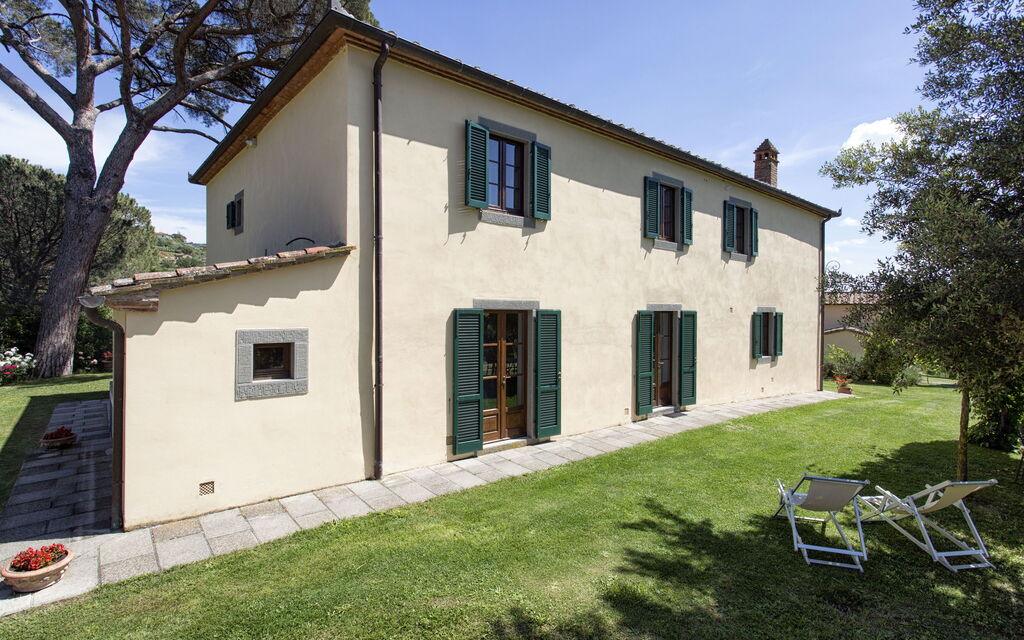 Villa San Pietro: Outdoor view and garden