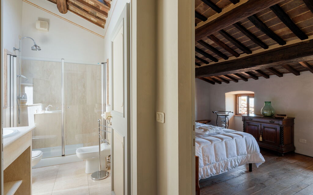 Terrazza Cortonese: Double bedroom and bathroom