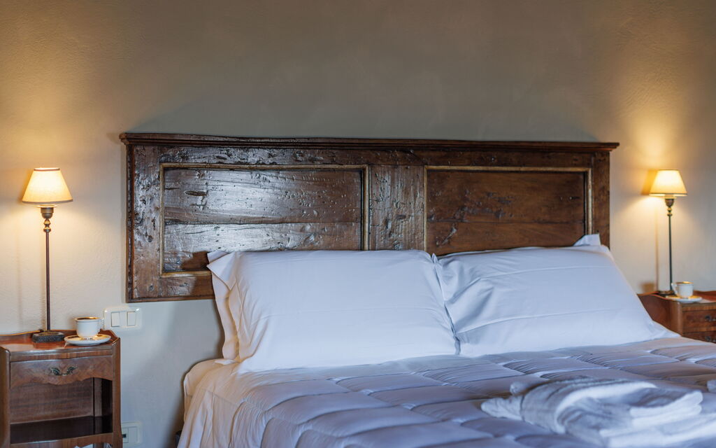 Terrazza Cortonese: Double bedroom detail